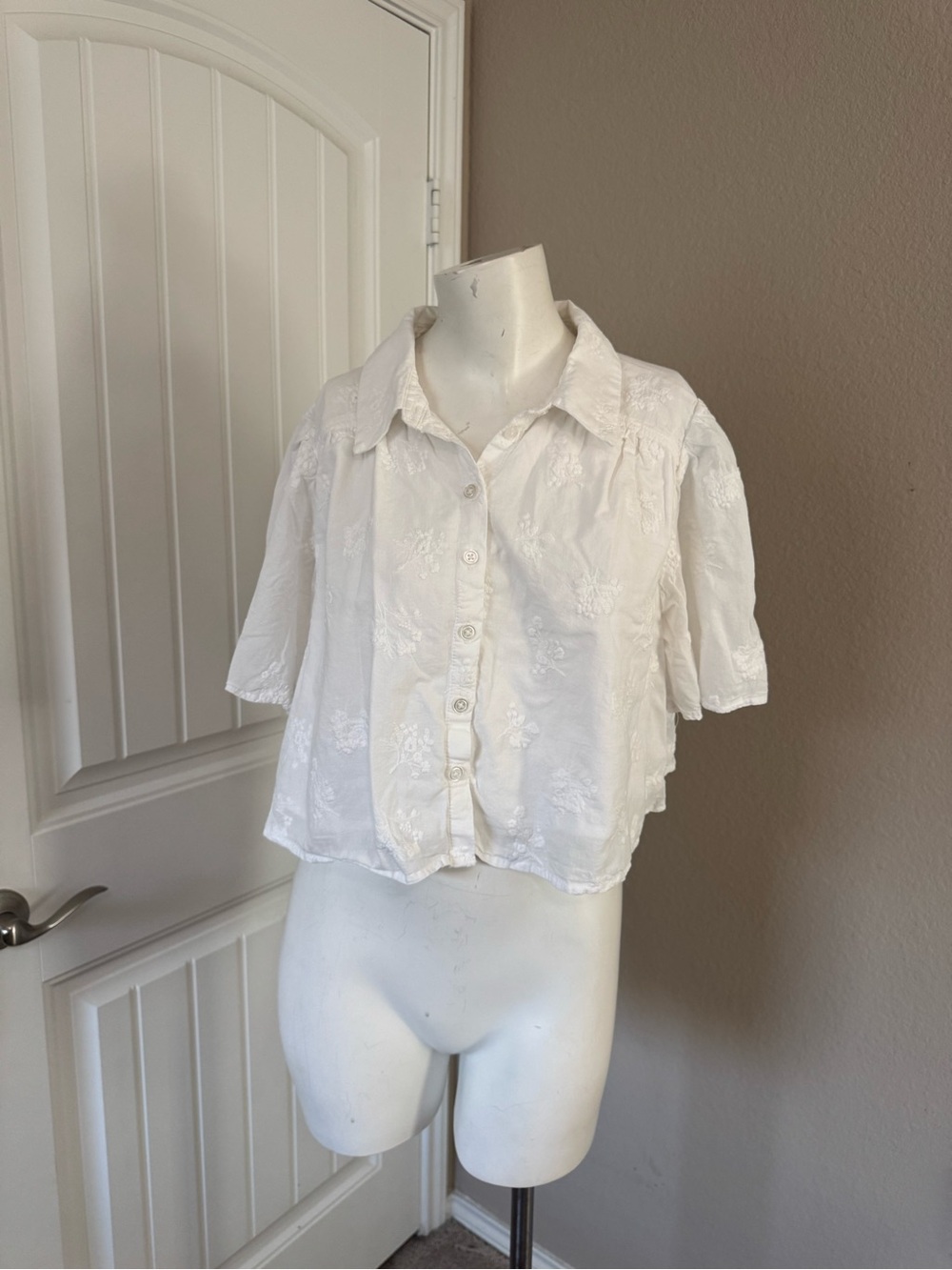 Caroline Constas White Embroidered Button-Down Crop Shirt